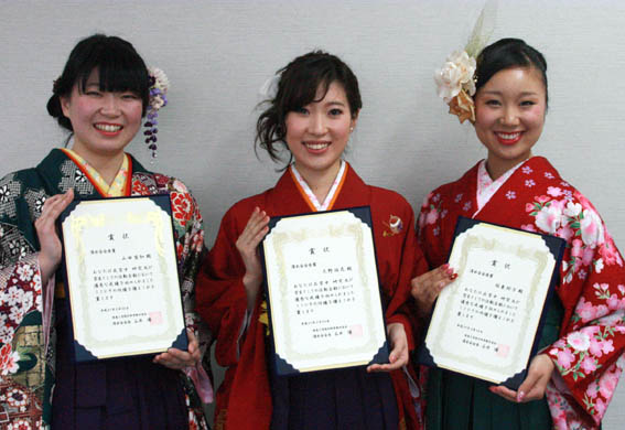 受賞者の皆さん。左から山田梨加さん、大野佑花さん、坂東玲子さん